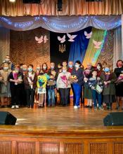 Їм завжди присутні аплодують стоячи ...