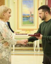 Президент України Володимир Зеленський вручив державну нагороду нашій землячці Президент України Володимир Зеленський вручив державну нагороду нашій землячці