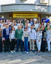 Сьогодні Україна знову у вишиванках. Яскравих, різних, справжніх. У тих, що передаються поколіннями, зберігають памʼять про рід і нагадують про силу нашого народу.