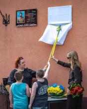 У памʼять про Героя, який тут жив. У Бучі відкрили меморіальну дошку на честь Володимира Онуфрієнка