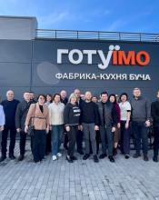 Фабрика-кухня «ГотуЇмо» ділиться досвідом: до Бучі завітали очільники громад десяти областей України