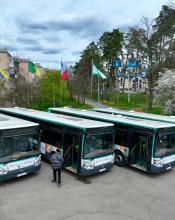 Бучанська громада отримала чотири пасажирські автобуси від французького регіону Іль-де-Франс, які передали для Київщини. Це підсилення для громади і ще один крок до якісніших перевезень.