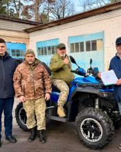 Підтримка українських захисників – наш незмінний пріоритет: Бучанська громада передала сучасний квадроцикл для воїнів 72-ї окремої механізованої бригади імені Чорних Запорожців. Підтримка українських захисників – наш незмінний пріоритет: Бучанська громада передала сучасний квадроцикл для воїнів 72-ї окремої механізованої бригади імені Чорних Запорожців.