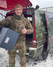 Бучанцю Олегу Мовчану передали особисто у руки супутникову систему «Старлінк» Бучанцю Олегу Мовчану передали особисто у руки супутникову систему «Старлінк»