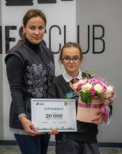 Юна бучанська шахістка, багаторазова чемпіонка України, Європи та світу Дар’я Кравчук отримала відзнаку від Бучанської громади за свої видатні досягнення. Юна бучанська шахістка, багаторазова чемпіонка України, Європи та світу Дар’я Кравчук отримала відзнаку від Бучанської громади за свої видатні досягнення.