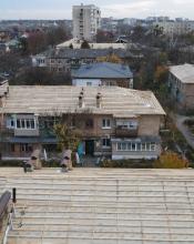 Ремонти дахів тривають одночасно на трьох десятках будинків