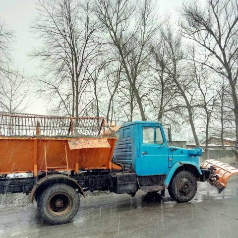Роботи з прибирання доріг та тротуарів тривають