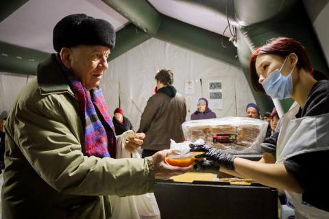 Бучанська громада допомагає столиці: Фабрика-кухня «ГотуЇмо» надає обіди від міжанродної благодійної організації World Central Kitchen.