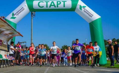 Світла пам’ять і вдячність: у Бучі відбувся Всеукраїнський забіг «Шаную воїнів, біжу за Героїв України»
