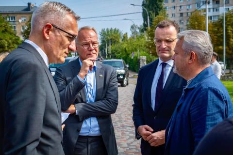 До Бучі завітали керівники двох провідних німецьких парламентських фракцій – Єнс Шпан від Християнсько-демократичного та Християнсько-соціального союзів і Маттіас Мірш від Соціал-демократичної партії Німеччини
