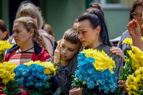 «Він став щитом для свого міста – і не дав ворогу пройти»: у Бучі відкрили меморіальну дошку на честь Героя Віталія Фесюка
