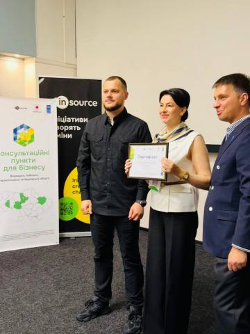 Центр надання адміністративних послуг Бучанської міської ради отримав сертифікат на передачу комп’ютерної техніки та меблів для створення консультаційного пункту для бізнесу Центр надання адміністративних послуг Бучанської міської ради отримав сертифікат на передачу комп’ютерної техніки та меблів для створення консультаційного пункту для бізнесу