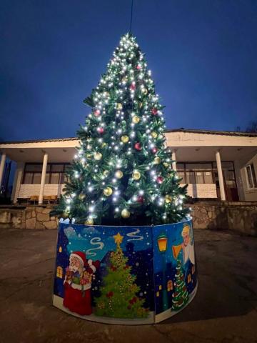 Напередодні Різдва у селі Здвижівка Бучанської громади засяяла головна ялинка. Напередодні Різдва у селі Здвижівка Бучанської громади засяяла головна ялинка.