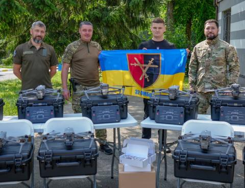 Бучанська громада передала на передову 10 дронів Autel та 500 плат ініціації для дистанційного мінування