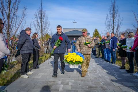 Тут – імена, за якими стоять долі й мрії. Тут – біль, який не стихає з роками. У переддень четвертої річниці звільнення Бучі вшанували пам’ять тих, хто віддав своє життя за Україну.