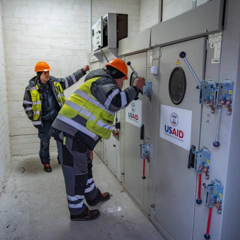 У Бучанській громаді триває заміна старих трансформаторів на нові У Бучанській громаді триває заміна старих трансформаторів на нові