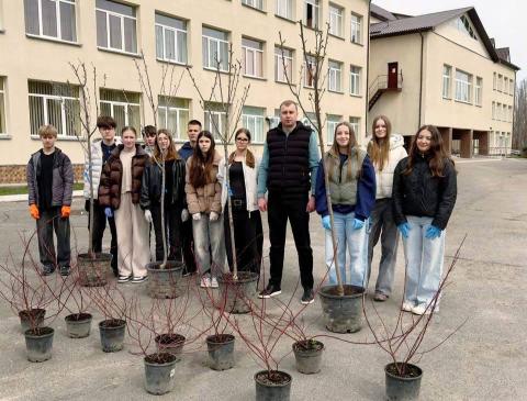 Дерево шани Героям: у Гаврилівці квітнутимуть сакури пам'яті.