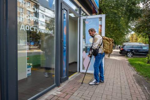 У Бучанській громаді триває реалізація проєкту «Рух без бар’єрів», до якого активно долучається місцевий бізнес, створюючи комфортне та доступне середовище для всіх мешканців