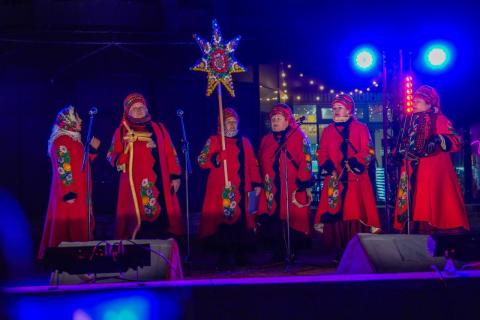 У різдвяний вечір на Київській площі в Бучі відбувся фольклорно-обрядовий захід «Різдвяна коляда»