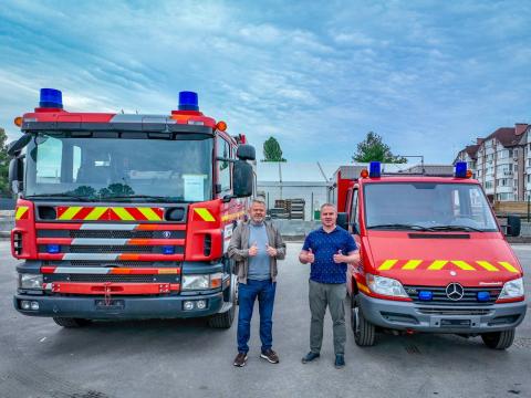 Бучанська громада отримала дві спеціалізовані автівки від партнерів зі Швейцарії — пожежне авто Scania та аварійно-рятувальний автомобіль Mercedes-Benz