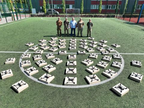 Бучанська громада передала 60 дронів-камікадзе для трьох бригад: 114-та окрема бригада територіальної оборони, 3-тя окрема танкова бригада та 1-ша бригада оперативного призначення НГУ. Бучанська громада передала 60 дронів-камікадзе для трьох бригад: 114-та окрема бригада територіальної оборони, 3-тя окрема танкова бригада та 1-ша бригада оперативного призначення НГУ.