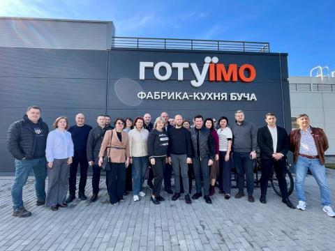 Фабрика-кухня «ГотуЇмо» ділиться досвідом: до Бучі завітали очільники громад десяти областей України
