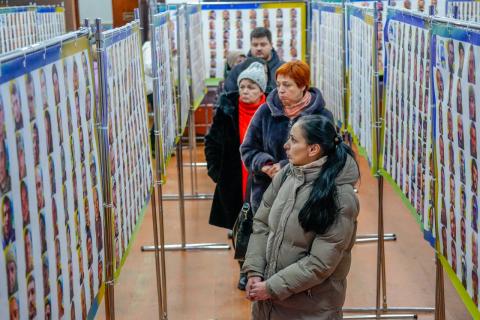 «Ми вас шукаємо. Ми вас чекаємо. Не забуваємо»: у Бучі відкрили фотовиставку, присвячену полоненим і зниклим безвісти Захисникам.