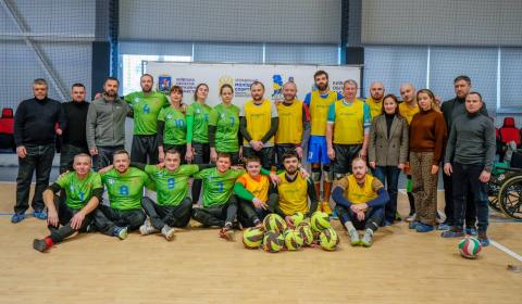 У Бучі відбулося відкрите тренування та товариський матч із волейболу сидячи, що об’єднали ветеранів війни.