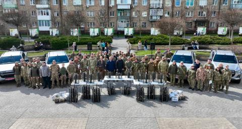 Бучанська громада продовжує працювати на перемогу: передали на фронт 7 нових пікапів ISUZU та 200 FPV-дронів