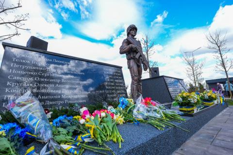 У селищі Бабинці відкрили Монумент загиблим захисникам України – знак пошани тим, хто став на захист нашої держави.