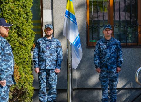 Незламні на морі та суходолі: у Бучі урочисто підняли Військово-Морський Прапор ЗСУ. Незламні на морі та суходолі: у Бучі урочисто підняли Військово-Морський Прапор ЗСУ.