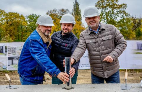 Розпочинаємо будівництво Центру взаємодії та відновлення — простору, що стане сучасним адміністративним і соціальним осередком як для Ворзеля, так і для всієї Бучанської громади Розпочинаємо будівництво Центру взаємодії та відновлення — простору, що стане сучасним адміністративним і соціальним осередком як для Ворзеля, так і для всієї Бучанської громади