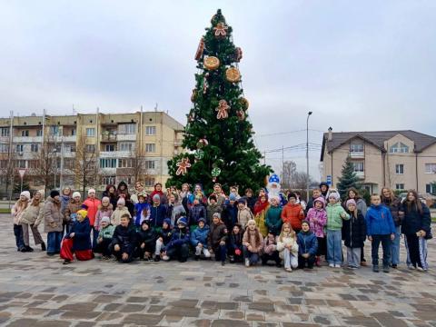 Один, два, три – ялиночко, гори: в усіх старостатах Бучанської громади запалали вогні різдвяної красуні. Один, два, три – ялиночко, гори: в усіх старостатах Бучанської громади запалали вогні різдвяної красуні.