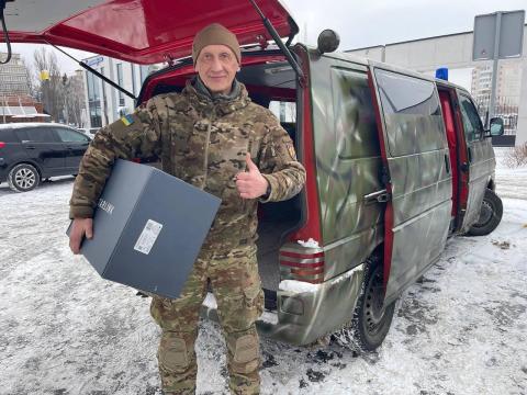 Бучанцю Олегу Мовчану передали особисто у руки супутникову систему «Старлінк» Бучанцю Олегу Мовчану передали особисто у руки супутникову систему «Старлінк»