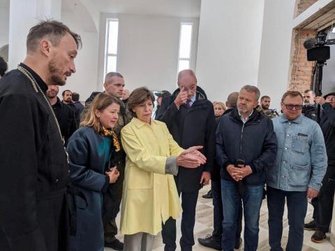 Міністерка закордонних справ Франції Катрін Колонна відвідала Бучу  Міністерка закордонних справ Франції Катрін Колонна відвідала Бучу