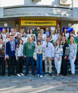 Сьогодні Україна знову у вишиванках. Яскравих, різних, справжніх. У тих, що передаються поколіннями, зберігають памʼять про рід і нагадують про силу нашого народу.