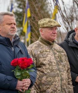 Чотири роки повномасштабної війни. Чотири роки болю і щоденного нагадування про ціну нашої свободи. Сьогодні у Бучі вшанували пам’ять усіх, хто загинув від рук ворога.
