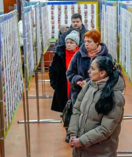 «Ми вас шукаємо. Ми вас чекаємо. Не забуваємо»: у Бучі відкрили фотовиставку, присвячену полоненим і зниклим безвісти Захисникам.
