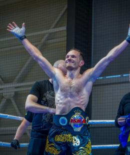 Перемога пам’яті та сили: бучанець Юрій Корнєєв став переможцем Всеукраїнських змагань з кікбоксингу ISKA «Кубок Київщини».